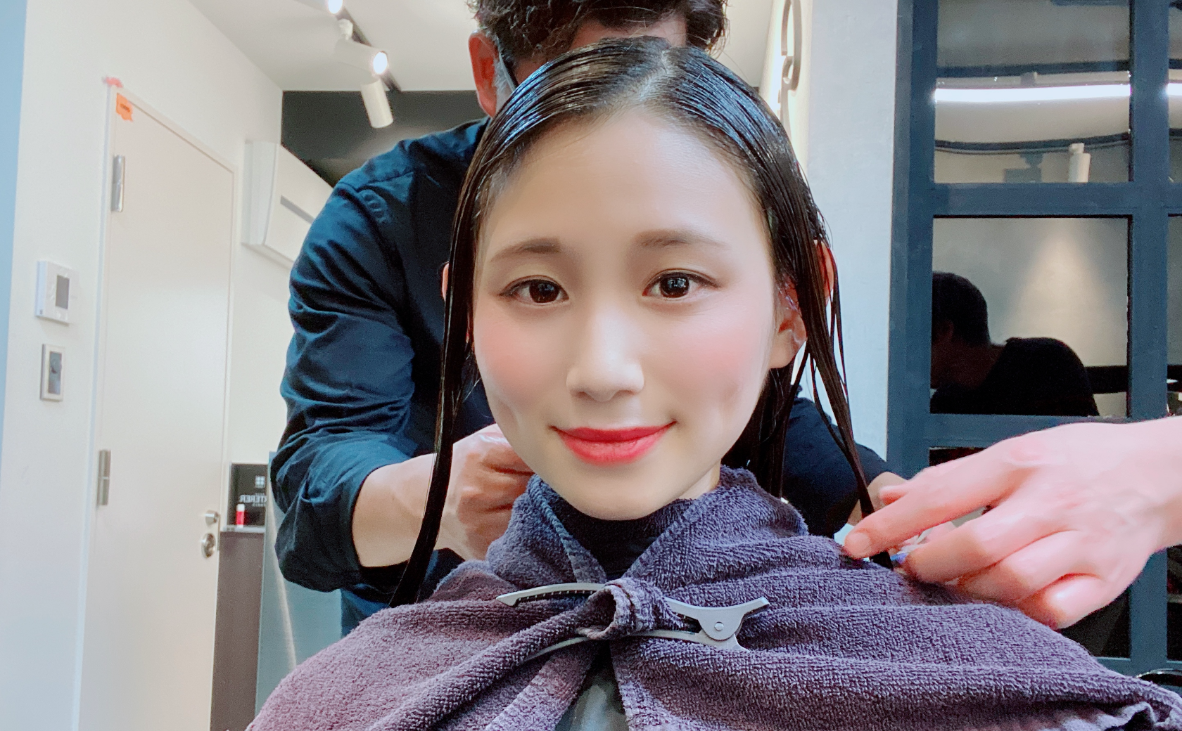 栄養成分で髪をはさみ込む