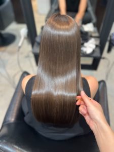 ダメージを抑えて艶を出すBONDZSALONの酸性ストレート