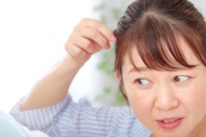 加齢による髪のパサつきの原因を解決するBONDZSALON